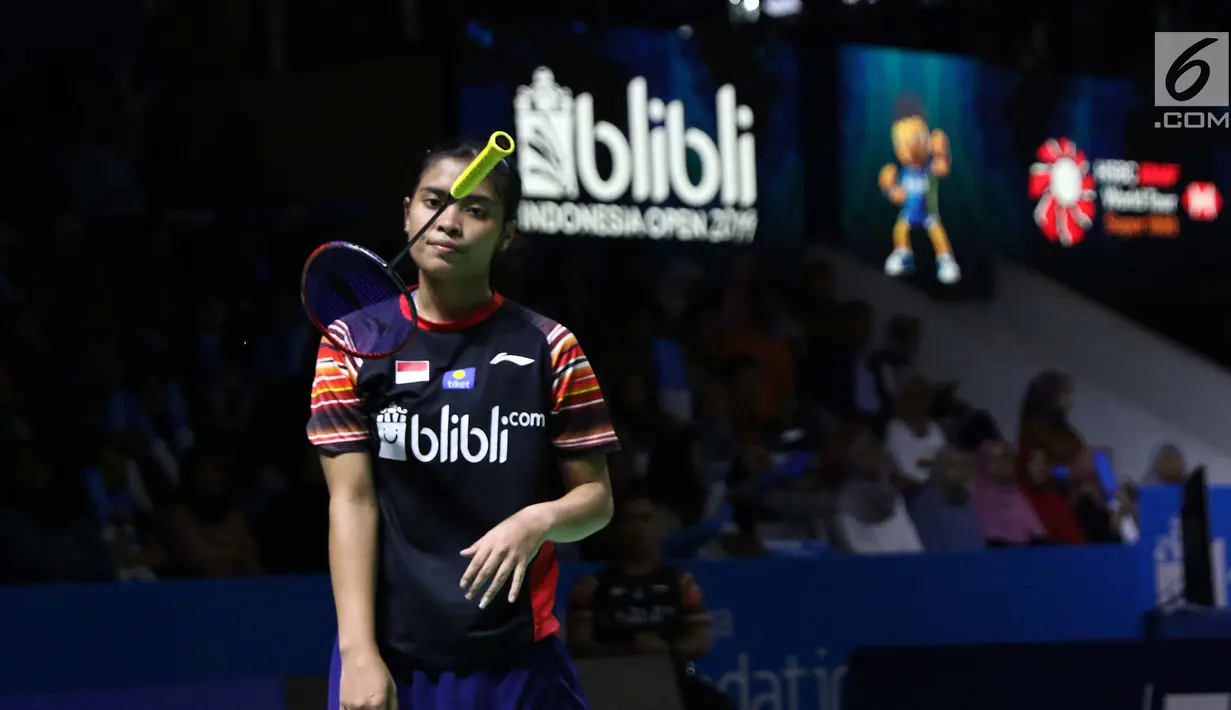 Ekspresi kekecewaan pebulu tangkis tunggal putri Indonesia, Gregoria Mariska Tunjung terlihat saat melawan Ratchanok Intanon (Thailand) di babak 16 besar Indonesia Open 2019 di Istora Senayan, Jakarta, Kamis (18/7/2019). Gregoria kalah 21-13, 19-21, 15-21. (Liputan6.com/Helmi Fithriansyah)