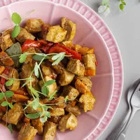 Salah satu menu makanan yang lezat dan menyehatkan adalah tofu steak dengan saus lada hitam. (Foto/dok: Freepik)