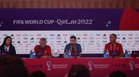 Konferensi pers Timnas Portugal di Main Media Centre hari Rabu (23/11/2022). Pelatih Portugal, Fernando Santos (dua dari kiri) bersama Bruno Fernandes (dua dari kanan). (Hendry Wibowo/Bola.com)
