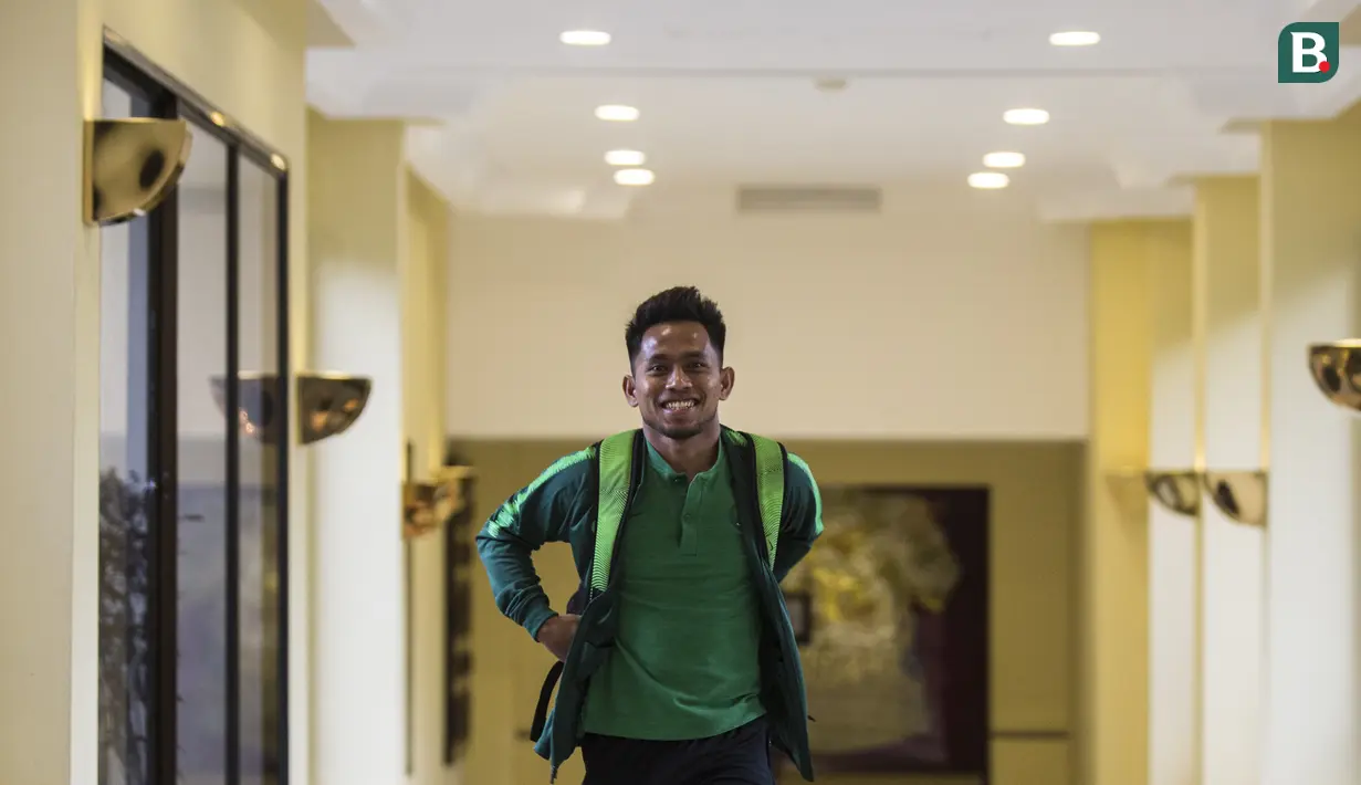 Pemain Timnas Indonesia, Andik Vermansah, tersenyum saat bersiap menuju SUGBK dari Hotel Sultan, Jakarta, Selasa (13/11). Timnas Indonesia akan melawan Timor Leste pada laga Piala AFF 2018. (Bola.com/Vitalis Yogi Trisna)