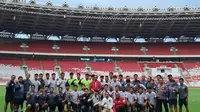 Pemain, ofisial, dan staf Timnas Indonesia U-20 mendapatkan kunjungan dari Presiden Joko Widodo saat berlatih di Stadion Utama Gelora Bung Karno (SUGBK), Senayan, Jakarta, Sabtu (1/4/2023) sore WIB. (Bola.com/Muhammad Adi Yaksa)