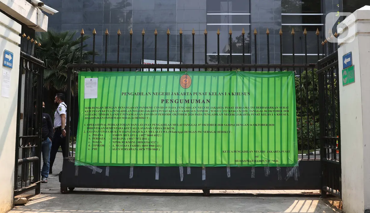 Petugas keamanan berjaga di sisi pagar gedung Pengadilan Negeri Jakarta Pusat, Rabu (7/10/2020). PN Jakarta Pusat menghentikan aktivitas selama tiga hari terhitung Rabu 7 Oktober hingga 9 Oktober 2020 karena adanya hasil tes pegawai yang reaktif COVID-19. (Liputan6.com/Helmi Fithriansyah)