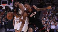 Kawhi Leonard #2 asal San Antonio Spurs mencoba merebut bola dari Trevor Ariza #1 dari Houston Rockets pada semifinal wilayah barat NBA di San Antonio, Texas.(2/5/2017). (Ronald Martinez/Getty Images/AFP) 