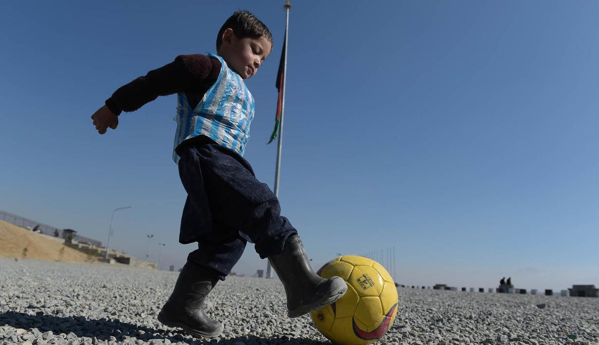 Ada kisah mengharukan saat bulan Februari, dimana seorang anak yang mengidolai Lionel Messi memakai kaos dari kantong plastik. Bocah tidak mampu asal Afganistan itu ingin menyamai jersey yang dikenakan Messi. (AFP/Shah Marai)