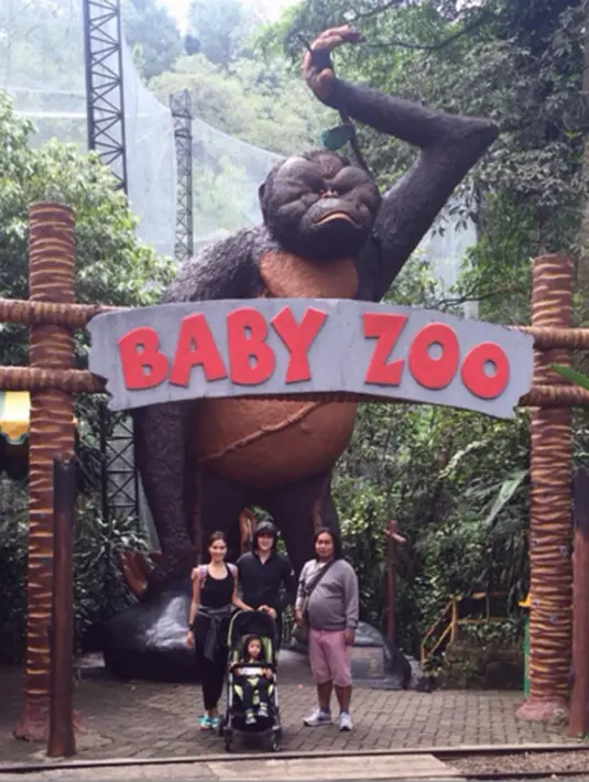 Disela kesibukan sebagai aktor, Vino G Bastian luangkan waktu untuk Marsha dan buah hatinya. (viainstagram@vmarshatimothy/Bintang.com)