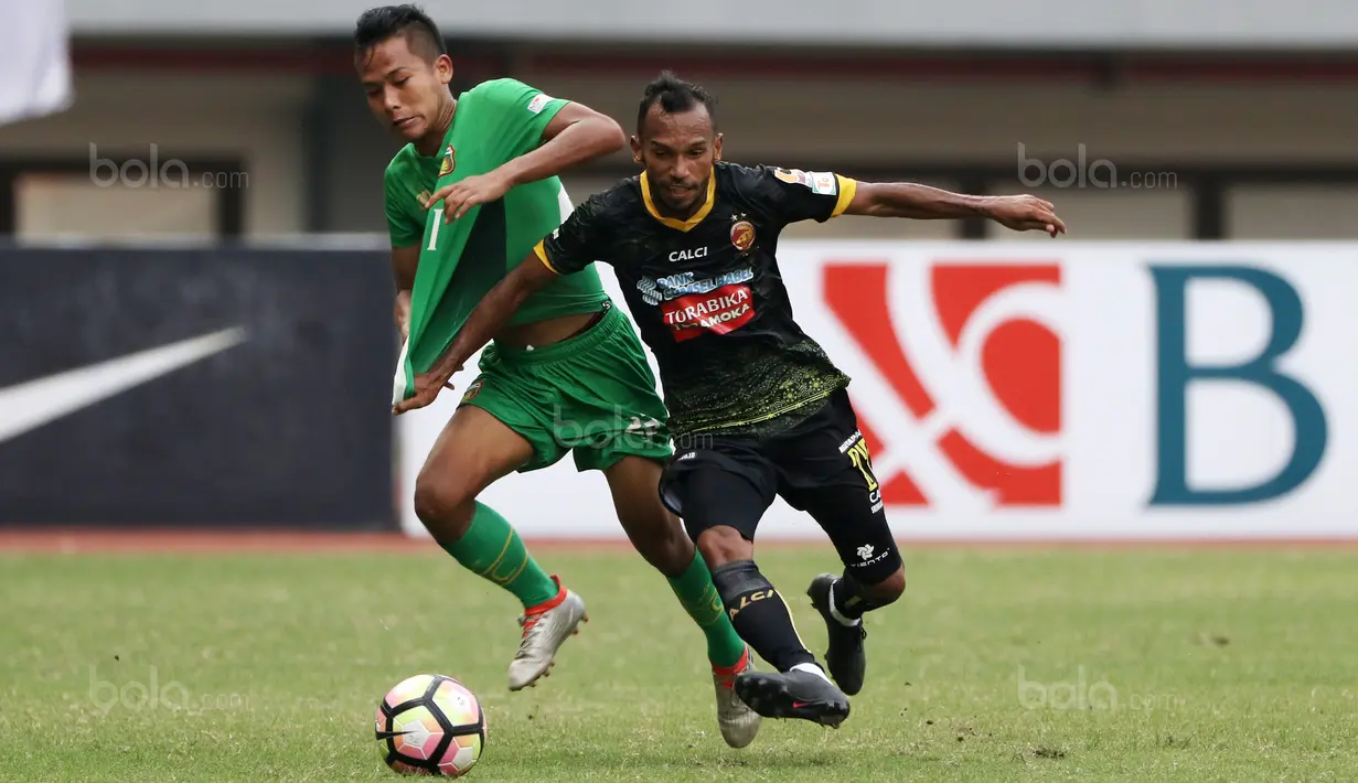 Pemain Bhayangkara FC, Wahyu Subo Seto (kiri) berebut bola dengan pemain Sriwijaya FC, Nur Iskandar pada lanjutan Liga 1 2017 di Stadion Patriot Bekasi, Minggu (20/8/2017). Bhayangkara FC menang 2-1. (Bola.com/Nicklas Hanoatubun)