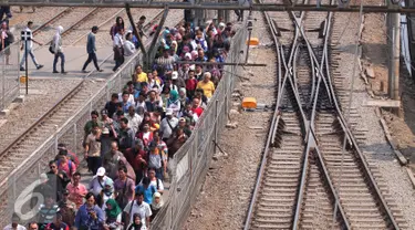 Ratusan pekerja yang tinggal di luar Ibu Kota saat tiba di stasiun Tanah Abang, Jakarta, Selasa (29/9/2015). Data Kemenaker per September 2015 sebanyak 43.085 orang terkena PHK akibat lambatnya pertumbuhan ekonomi. (Liputan6.com/Angga Yuniar)