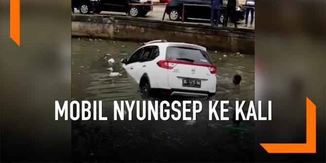 VIDEO: Hindari Pemotor, Mobil Nyungsep ke Kali