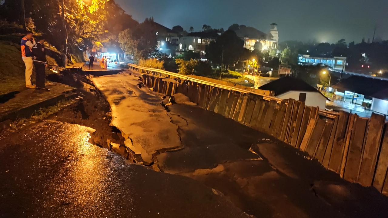 Jalan Saleh Danasasmita, Kota Bogor, ambles, Selasa dini hari (4/3/2025). (Liputan6.com/Achmad Sudarno)
