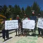 Warga Suku Bajo protes penutupan lokasi wisata pulau Bokori di tengah Pandemi.
(Liputan6.com/Ahmad Akbar Fua)