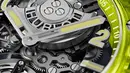 Big Bang Tourbillon Automatic Yellow Neon SAXEM memamerkan kehebatan gerakan Hublot, memanfaatkan kaliber otomatis HUB6035 internal. Referensi kerangka ini menawarkan tourbillon pada jarum jam di pukul 6 yang tampak melayang di udara, karena jembatan safir yang membingkai hingga membentuk visual layaknya kembang api. / Foto dok: Hublot.