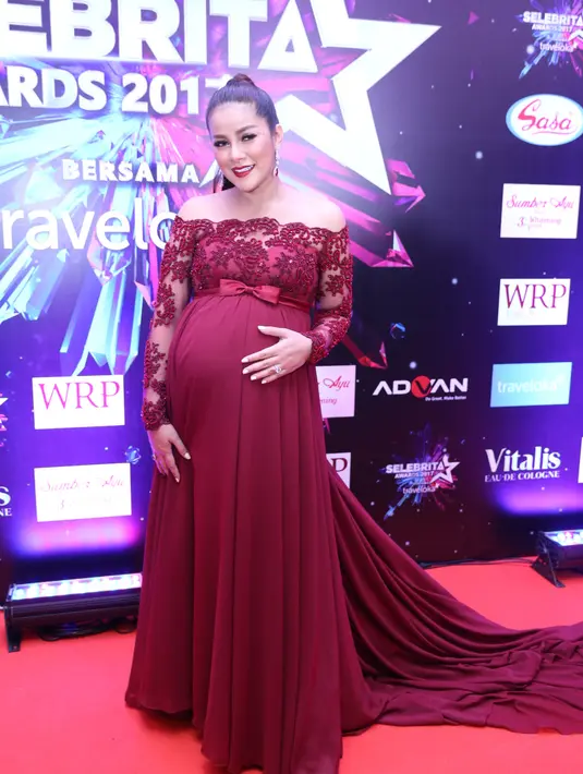 "Iya, masih dalam pemulihan. Nanti dikabari lagi untuk bicaranya yah," kata Aufar, Jumat (3/10/2017). (Adrian Putra/Bintang.com)