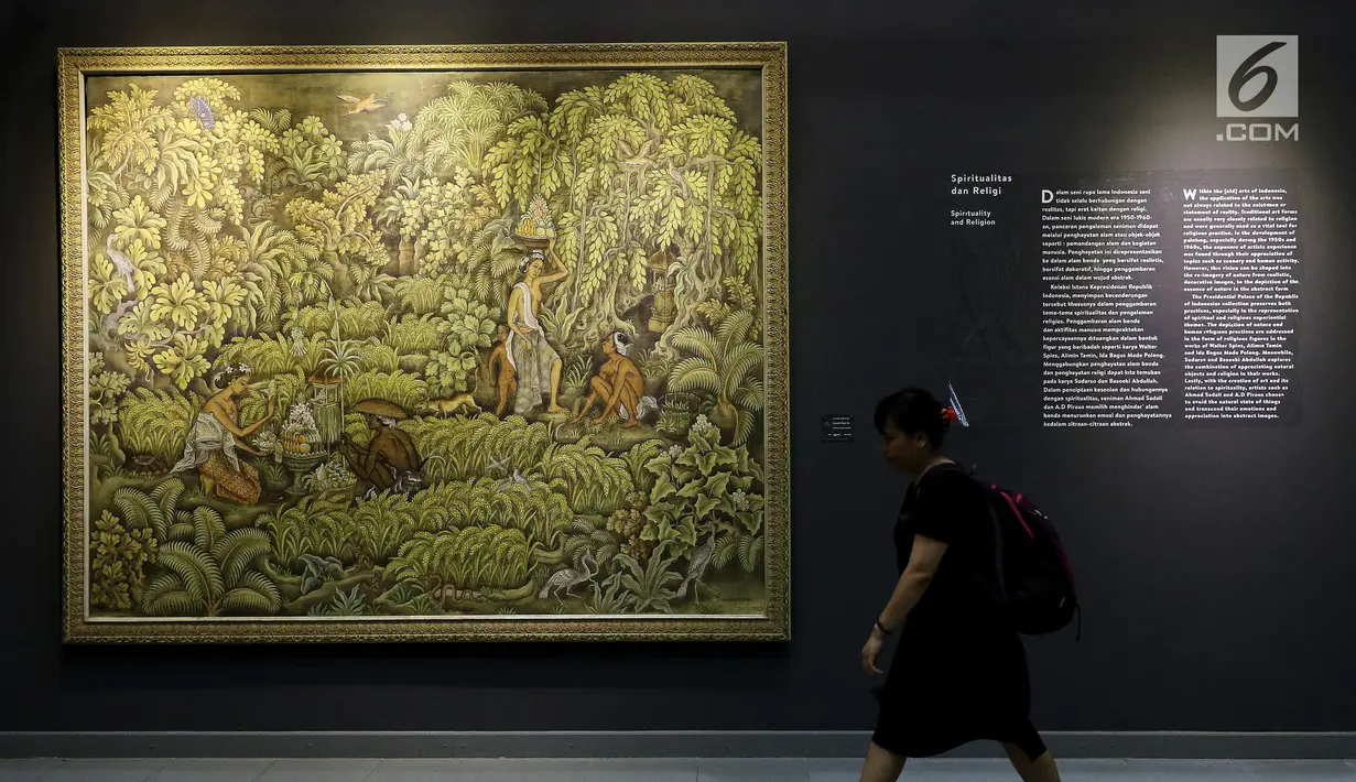Seorang wanita berjalan didepan lukisan yang diapajang di Galeri Nasional, Jakarta, Senin (31/7). Pameran lukisan koleksi Istana Kepresidenan tersebut mengusung tajuk 'Senandung Ibu Pertiwi, Tanah Air Indonesia'. (Liputan6.com/Angga Yuniar)