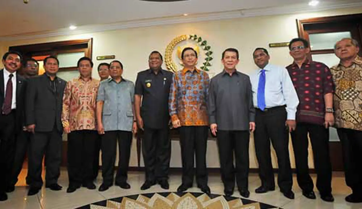 Ketua DPR RI Marzuki Alie (tengah), didampingi sejumlah Gubernur dan Walikota daerah kepulauan usai memaparkan RUU Provinsi Kepulauan, di Kompleks Parlemen Senayan, Jakarta, Kamis (6/10). RUU tersebut akan menjadi prioritas DPR RI disahkan menjadi UU pada