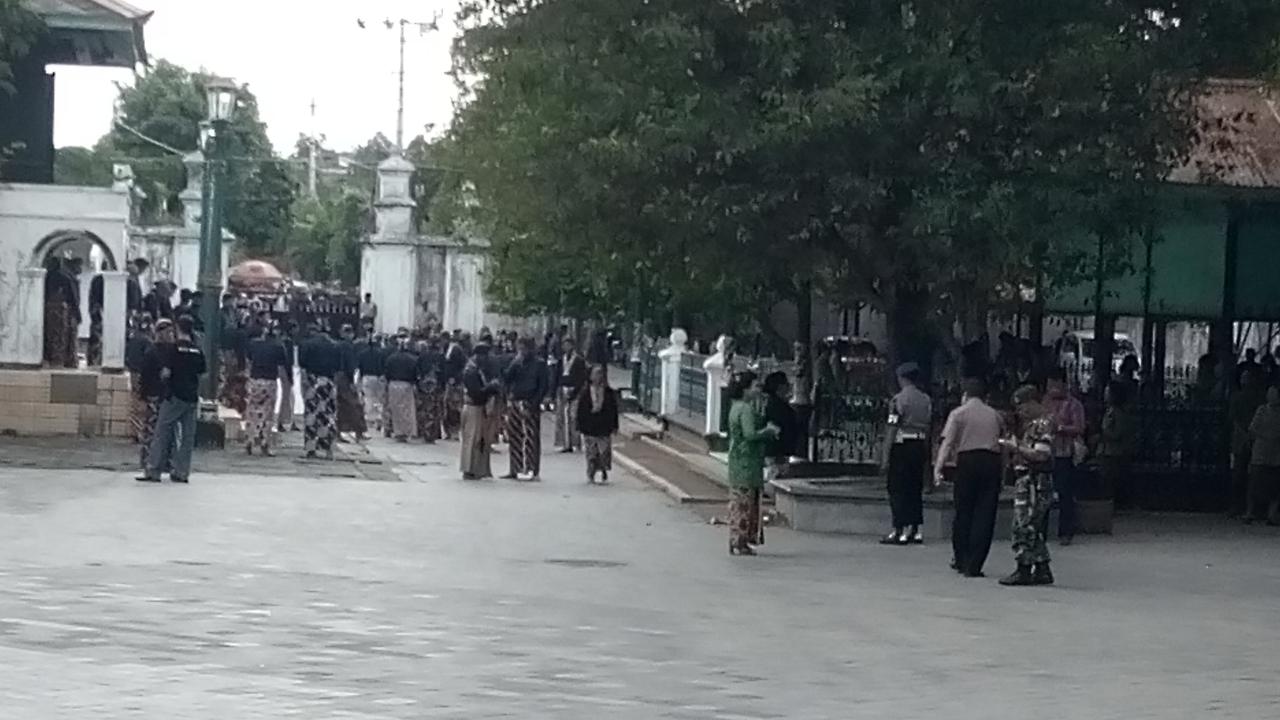 Sultan mengumpulkan para abdi dalem