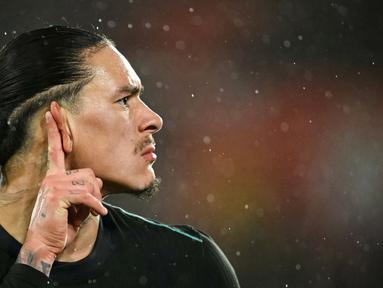 Pemain Liverpool, Darwin Nunez menempelkan jarinya ke kuping saat melakukan selebrasi setelah mencetak gol ke gawang Southampton pada laga perempat final Carabao Cup 2024/2025 yang berlangsung di St Mary's Stadium, Southampton, Inggris, Kamis (19/12/2024) WIB. (AFP/Justin Tallis)