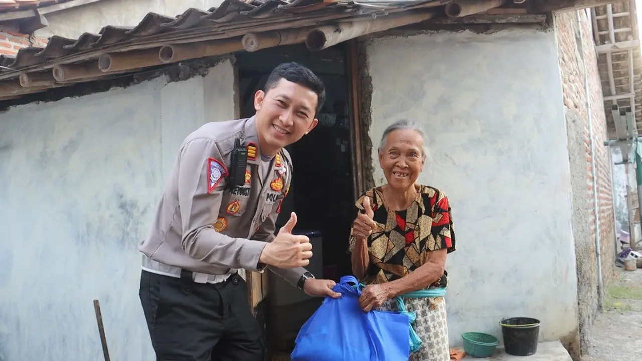 Kasatlantas Polres Pemalang, AKP Achmad Riedwan Prevoost dikenal dekat dengan masyarakat. (Foto: Liputan6.com/Humas Polres Pemalang)