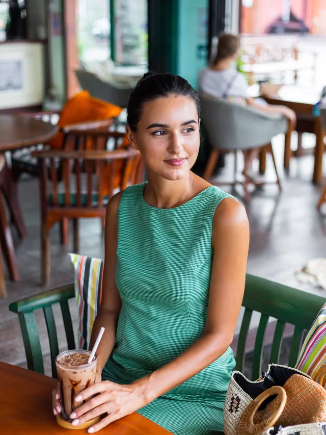 wanita agustus dress hijau