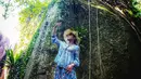 Tak hanya pantai, sisi pantai yang terdapat pemandangan alam indah juga tak luput dijelajahi oleh Dine. Gaya kecenya pakai baju biru ini tuai atensi. Ia juga pakai topi dan kacamata yang bikin dirinya tambah kece. (Liputan6.com/IG/dine.pearl)