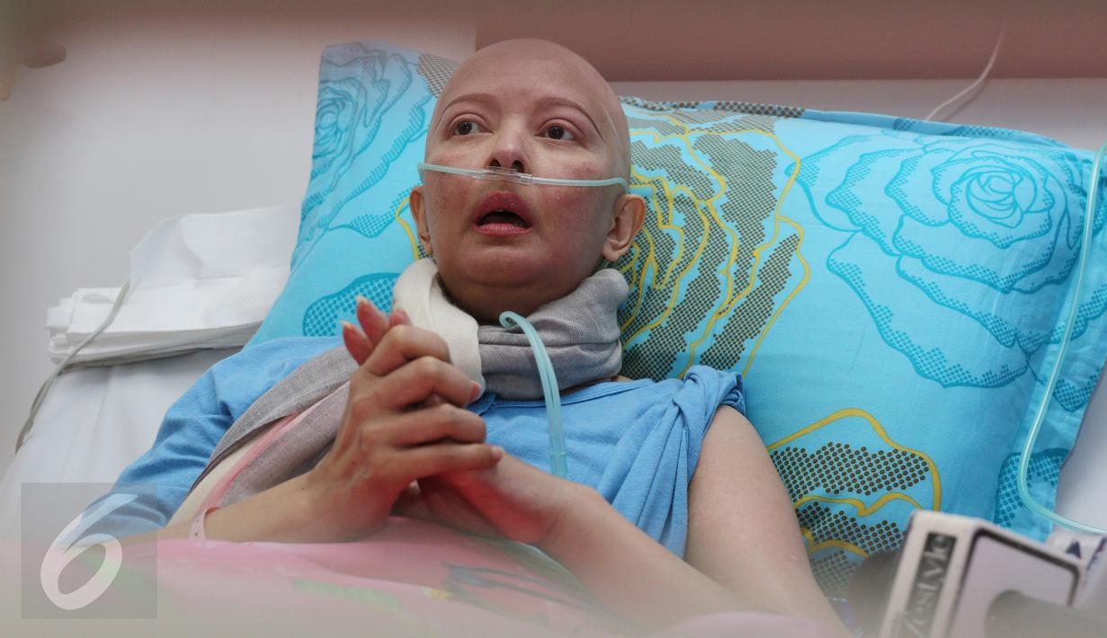 Yana Zein mengaku sudah mengidap kanker sekitar 2 tahun lalu, Jakarta, Selasa (3/1). Yana merahasiakan penyakitnya karena enggan merepotkan orang lain atas kondisinya. (Liputan6.com/Herman Zakharia)