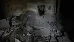 Seorang pria memeriksa kondisi apartemennya di lokasi bangunan yang hancur akibat serangan udara Israel di kota pelabuhan Tyre, Lebanon selatan, Kamis, 26 Maret 2026. Eskalasi serangan militer Israel ke Lebanon terus meningkat dalam beberapa hari terakhir. (AP Photo/Hussein Malla)