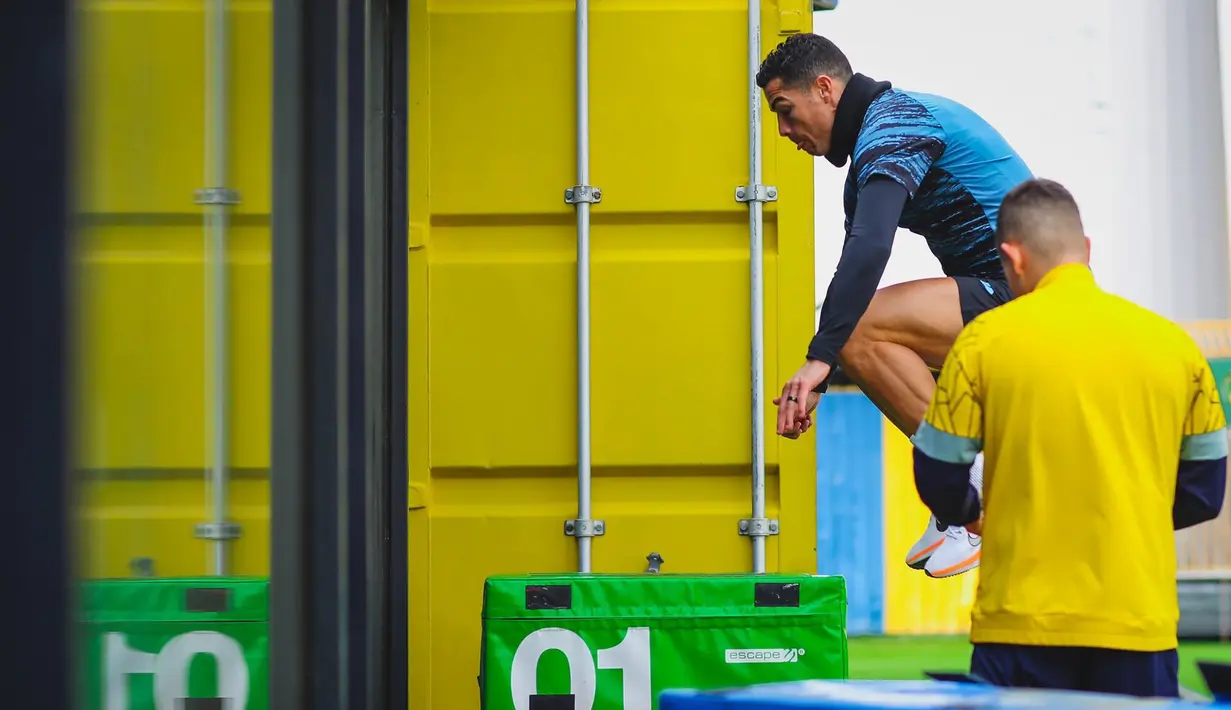 Jika PSG menurunkan Lionel Messi dalam laga persahabatan menghadapi Riydh All Star yang dipastikan diperkuat Cristiano Ronaldo, tentu laga tersebut akan sangat mengundang minat para penggila sepak bola di Arab Saudi untuk berbondong-bondong datang ke stadion. Bahkan, lelang tiket VIP "Beyond Imagination" untuk laga tersebut telah menyentuh angka 10 juta riyal atau setara Rp40,1 miliar. (twitter.com/AlNassrFC)