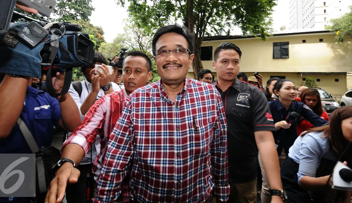 Cawagub DKI Jakarta, Djarot Saiful Hidayat (tengah) saat menuju ruang Dirkrimum Polda Metro Jaya, Jakarta, Senin (5/12). Djarot diperiksa sebagai saksi kasus penghadangan kegiatan kampanye  pada 25 November 2016 lalu. (Liputan6.com/Helmi Fithriansyah)