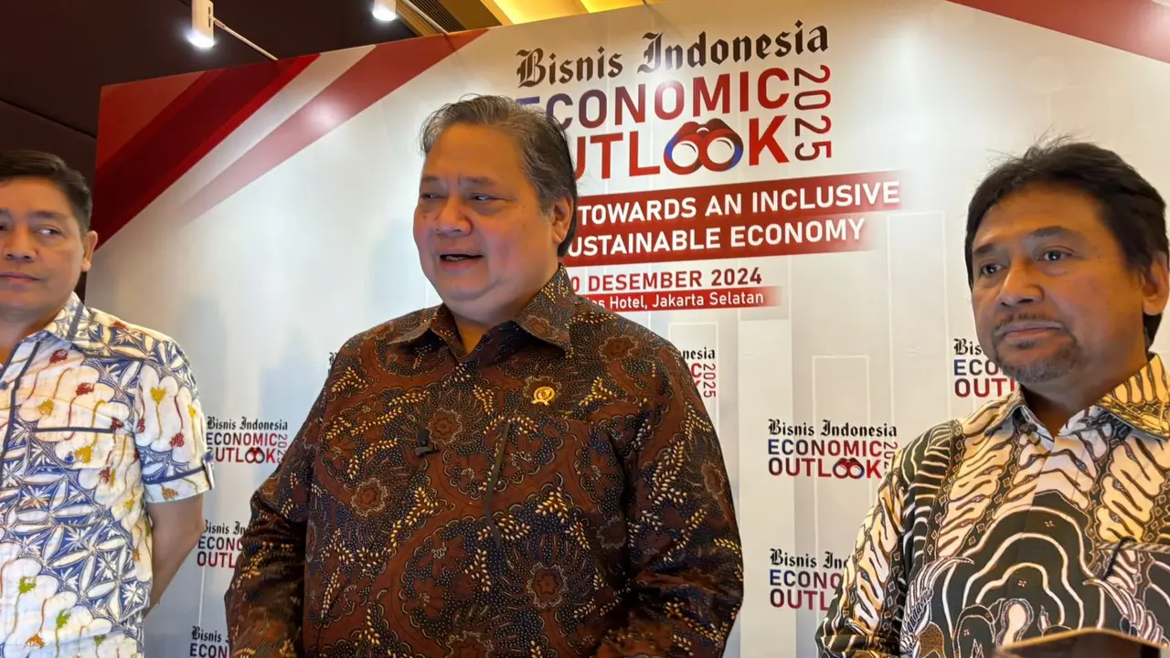 Menteri Koordinator Bidang Perekonomian, Airlangga Hartarto, dalam acara Economic Outlook 2025 yang diadakan oleh salah satu media ekonomi nasional, Selasa (10/12/2024). (Tira/Liputan6.com)