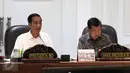 Presiden Joko Widodo bersama Wapres Jusuf Kalla memimpin rapat terbatas di Kantor Presiden Komplek Istana Kepresidenan, Jakarta, Selasa (1/11). Rapat membahas perkembangan pembangunan proyek listrik 35.000 MW. (Liputan6.com/Faizal Fanani)