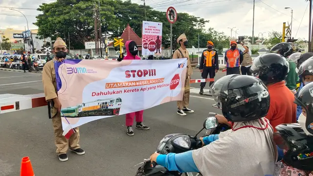 KAI melaksanakan 2.016 kegiatan sosialisasi keselamatan di sekitar jalur kereta api, 212 kegiatan edukasi ke sekolah, 687 pemasangan spanduk keselamatan, serta 655 kegiatan TJSL di lingkungan stasiun. (Foto: KAI)