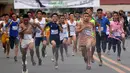 Sejumlah peserta berlari meninggalkan garis start menggunakan sepatu heels saat mengikuti "Tour De Takong" di Marikina, Manila, Filipina, 26 November 2016. Balap lari stiletto itu merupakan bagian dari festival sepatu tahunan. (REUTERS/Ezra Acayan)