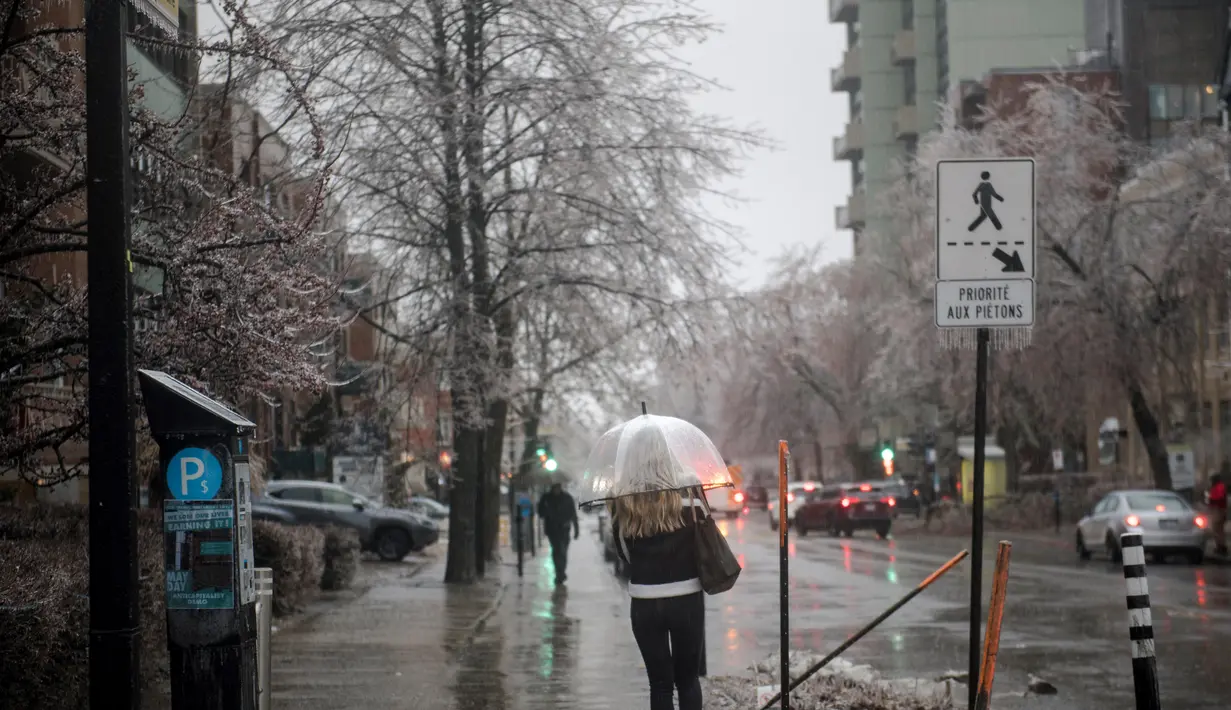 Di Montreal, pohon tumbang dilaporkan di beberapa lingkungan, yang mengakibatkan tidak hanya pemadaman listrik tetapi juga kerusakan properti. (AFP/Andrej Ivanov)