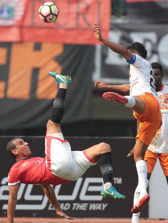 Aksi pemain Persija Jakarta, Bruno Lopes melakukan tendangan akrobatik saat melawan Perseru Serui pada lanjutan Liga 1 2017 di Stadion Patriot Bekasi, Selasa (19/9/2017). Persija menang 1-0. (Bola.com/Nicklas Hanoatubun)