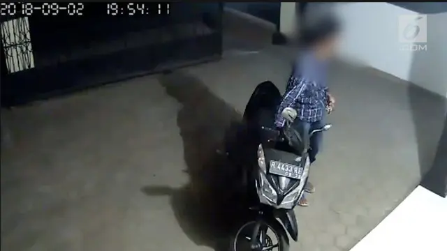 Seorang pencuri motor di Banyumas Jawa Tengah terekam kamera CCTV saat melakukan aksinya di halaman rumah warga. pelaku diduga sudah melakukan aksi serupa di komplek perumahan tersebut.