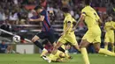 Dua gol Lewandowski semuanya tercipta dari proses yang luar biasa. Di gol pertama, Lewy mengelabui dua lawan sebelum melepas tembakan yang tak bisa diantisipasi Geronimo Rulli. Secara keseluruhan, Lewandowski melepas tiga tembakan, seluruhnya tepat sasaran. Selain itu, ia juga mengirim satu operan kunci. (AFP/Josep Lago)