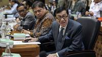 Menkumham Yasonna Laoly bersama Menko Perekonomian Airlangga Hartarto (tengah), dan Menko Polhukam Mahfud MD (kiri) saat rapat dengan Baleg DPR membahas Peraturan Pemerintah Pengganti Undang-Undang (Perppu) Cipta Kerja di Kompleks Parlemen, Senayan, Jakarta, Rabu (15/2/2023). Baleg DPR menyetujui untuk membawa Perppu Cipta Keria ke Paripurna dan disahkan menjadi Undang-Undang (UU). (Liputan6.com/Faizal Fanani)