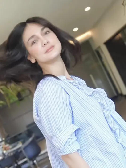 Dalam caption Instagram, Luna menuliskan “back  to black for my upcoming project. Netizen pun di komennya menuliskan jika Luna makin berumur makin cantik.  [@lunamaya]