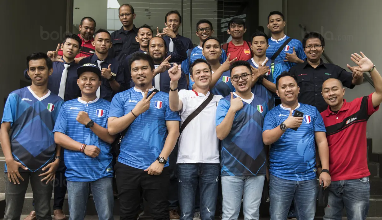 Peserta grand final Super Soccer Futsal Battle 2017 foto bersama saat media visit di Kantor Redaksi Bola.com, Jakarta, Selasa (17/10/2017). Grand final akan digelar di Bintaro Exchange pada 21-22 Oktober mendatang. (Bola.com/Vitalis Yogi Trisna)