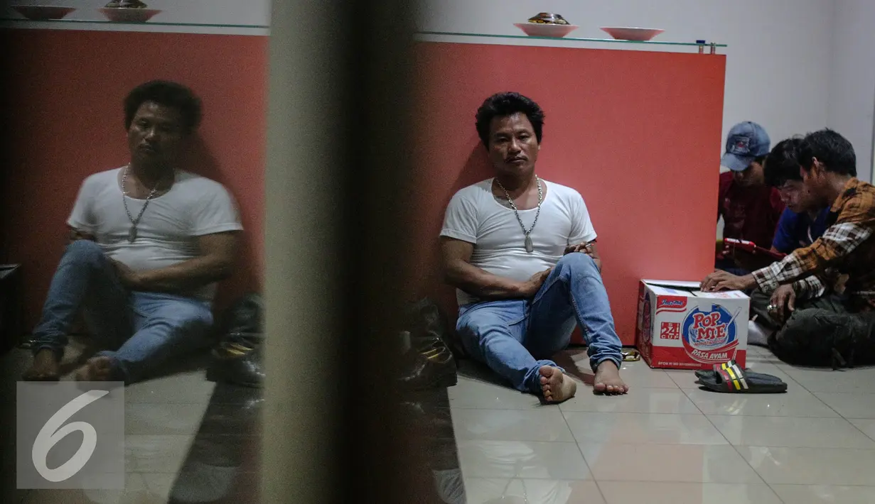 Sejumlah warga negara Myanmar beristirahat di Bareskrim Mabes Polri, Jakarta, Rabu (5/8/2015). Sebanyak 45 warga negara Myanmar dievakuasi dari hotel fiducia yang diduga menjadi korban perdagangan orang di Ambon. (Liputan6.com/Faizal Fanani)