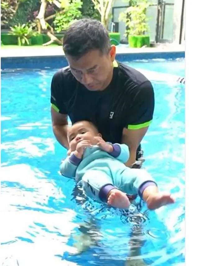 6 Potret Anang Hermansyah Momong Azura, Dampingi Cucu Belajar Renang
