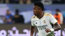 Pemain Real Madrid, Vinicius Junior menggiring bola saat laga final Piala Super Spanyol melawan Barcelona di Stadion King Saud University, Riyadh, Arab Saudi Senin (15/1/2024) dini hari WIB. (AFP/Giuseppe Cacace)