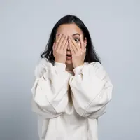 Ilustrasi perempuan takut, ketakutan, fobia, khawatir. (Foto oleh Freepik)