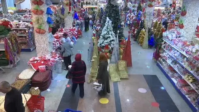 Pemerintah kota Baghdad mendirikan pohon Natal terbesar di Taman Al-Zaura.