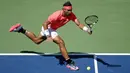 Petenis Spanyol, Rafael Nadal, mengembalikan bola saat bertanding melawan petenis Ukraina, Alexandr Dolgopolov, pada turnamen AS Terbuka 2017 di New York, Senin (4/9/2017). Nadal menang 6-2, 6-4, 6-1 atas Alexandr Dolgopolov. (AP/Jason Decrow)