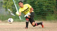 Sandi Firmansyah, kiper Persepam Madura Utama yang ditaksir Martapura FC (Bola.com/Robby Firly)