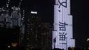 Burj Khalifa diterangi dengan slogan-slogan dalam huruf fonetik China yang berarti 'Wuhan, semangat' di pusat Kota Dubai, Uni Emirat Arab (UEA), Minggu (2/2/2020). Hal tersebut untuk memberi semangat kepada China dalam perang melawan virus corona. (Xinhua/WAM)