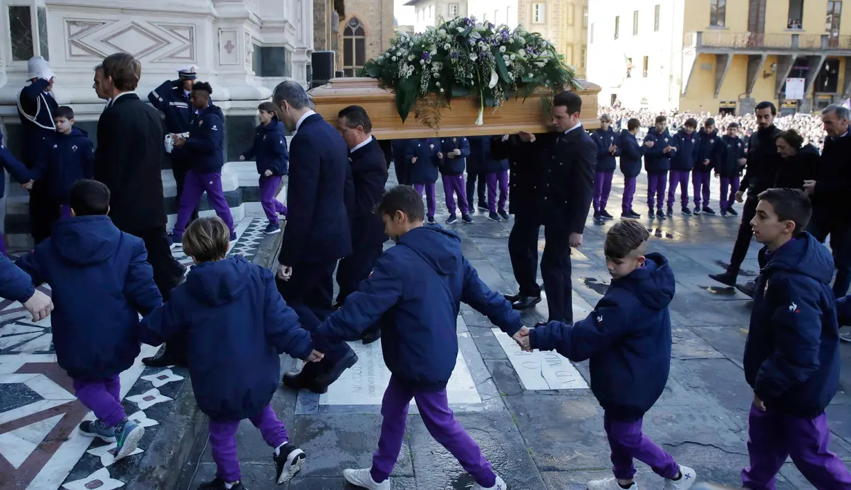 Sejumlah anak saat mengantar jenazah kapten Fiorentina Davide Astori pada upacara pemakaman di Florence, Italia (8/3). Davide Astori meninggal pada usia 31 tahun di kamar hotel setelah terkena serangan jantung. (AP Photo/Alessandra Tarantino)