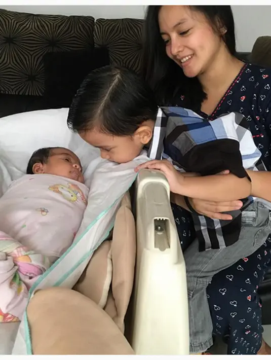 Keceriaan kebahagiaan pesinetron Intan Nuraini menjadi seorang ibu. (Instagram/@intan_nuraini23)