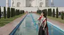 Laksmi De Neefe tampil menawan kenakan sari India bernuansa silver metalik saat kunjungi Taj Mahal [@laksmideneefe]
