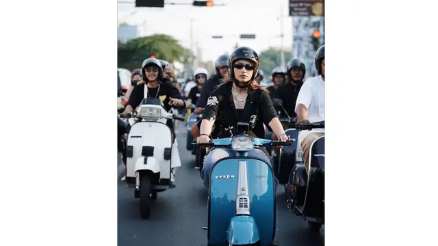 Potret Sintya Marisca Kendarai Vespa